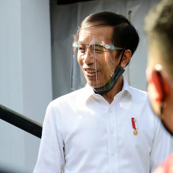 Aksi Jokowi dengan Face Shield Saat Keliling Jawa Timur