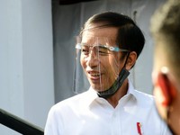 Aksi Jokowi dengan Face Shield Saat Keliling Jawa Timur