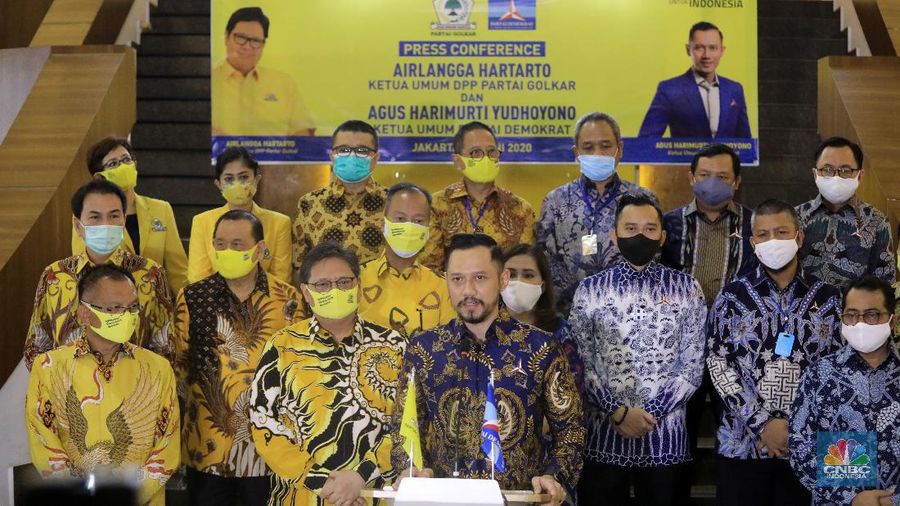Ketua Umum Partai Golkar Airlangga Hartarto dan Ketua Umum Partai Demokrat Agus Harimurti Yudhoyono (AHY) bertemu di DPP Golkar, Kamis (25/6/2020). (CNBC Indonesia/ Andrean Kristianto)
