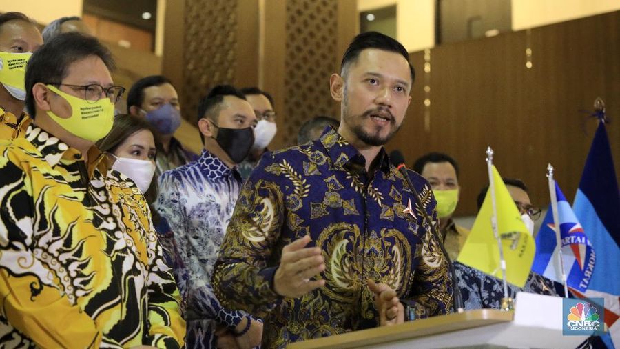 Ketua Umum Partai Golkar Airlangga Hartarto dan Ketua Umum Partai Demokrat Agus Harimurti Yudhoyono (AHY) bertemu di DPP Golkar, Kamis (25/6/2020). (CNBC Indonesia/ Andrean Kristianto)