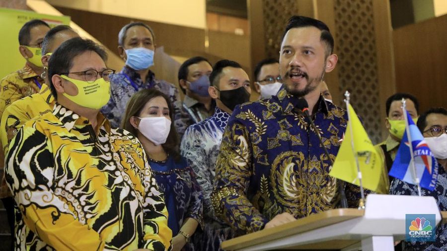Ketua Umum Partai Golkar Airlangga Hartarto dan Ketua Umum Partai Demokrat Agus Harimurti Yudhoyono (AHY) bertemu di DPP Golkar, Kamis (25/6/2020). (CNBC Indonesia/ Andrean Kristianto)