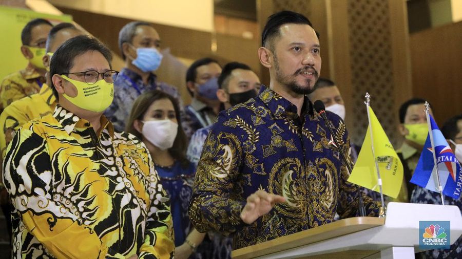 Ketua Umum Partai Golkar Airlangga Hartarto dan Ketua Umum Partai Demokrat Agus Harimurti Yudhoyono (AHY) bertemu di DPP Golkar, Kamis (25/6/2020). (CNBC Indonesia/ Andrean Kristianto)