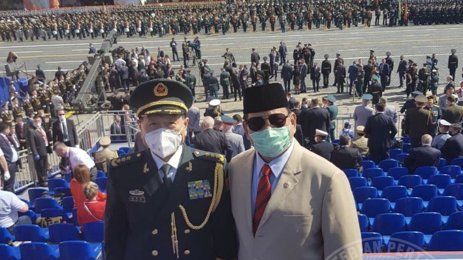 Menteri Pertahanan Republik Indonesia H. Prabowo Subianto saat bertemu dengan Menteri Pertahanan Republik Rakyat Tiongkok H. E. Wei Fenghe ketika menyaksikan upacara parade dan defile dalam rangka memperingati Ulang Tahun ke-75 Kemenangan Rusia. Dok: Twitter Kemhan RI
