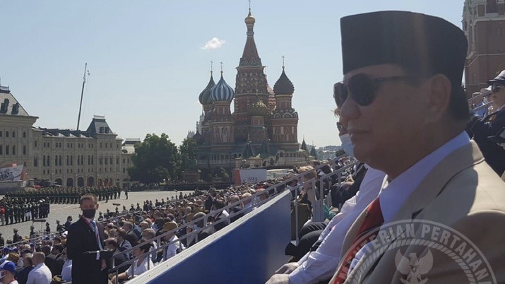 Menteri Pertahanan Republik Indonesia H. Prabowo Subianto saat bertemu dengan Menteri Pertahanan Republik Rakyat Tiongkok H. E. Wei Fenghe ketika menyaksikan upacara parade dan defile dalam rangka memperingati Ulang Tahun ke-75 Kemenangan Rusia. Dok: Twitter Kemhan RI Menteri Pertahanan Republik Indonesia H. Prabowo Subianto saat bertemu dengan Menteri Pertahanan Republik Rakyat Tiongkok H. E. Wei Fenghe ketika menyaksikan upacara parade dan defile dalam rangka memperingati Ulang Tahun ke-75 Kemenangan Rusia. Dok: Twitter Kemhan RI
