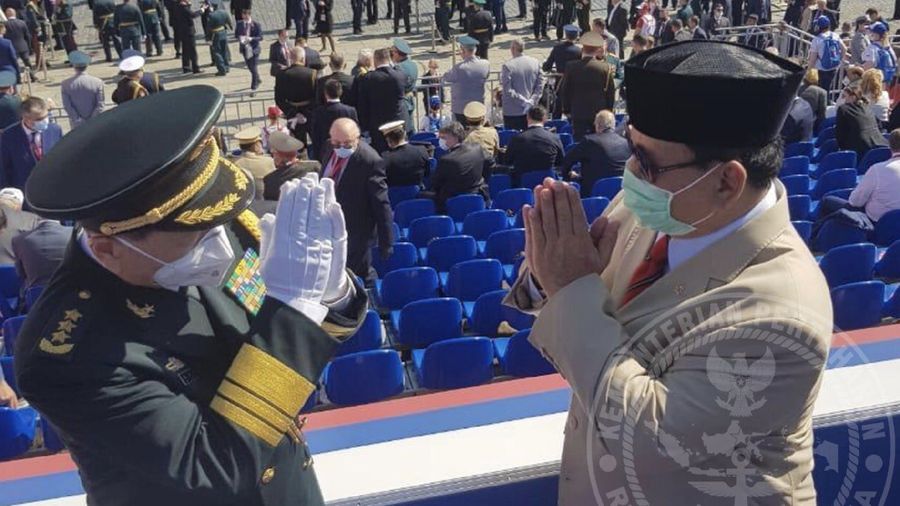 Menteri Pertahanan Republik Indonesia H. Prabowo Subianto saat bertemu dengan Menteri Pertahanan Republik Rakyat Tiongkok H. E. Wei Fenghe ketika menyaksikan upacara parade dan defile dalam rangka memperingati Ulang Tahun ke-75 Kemenangan Rusia. Dok: Twitter Kemhan RI
