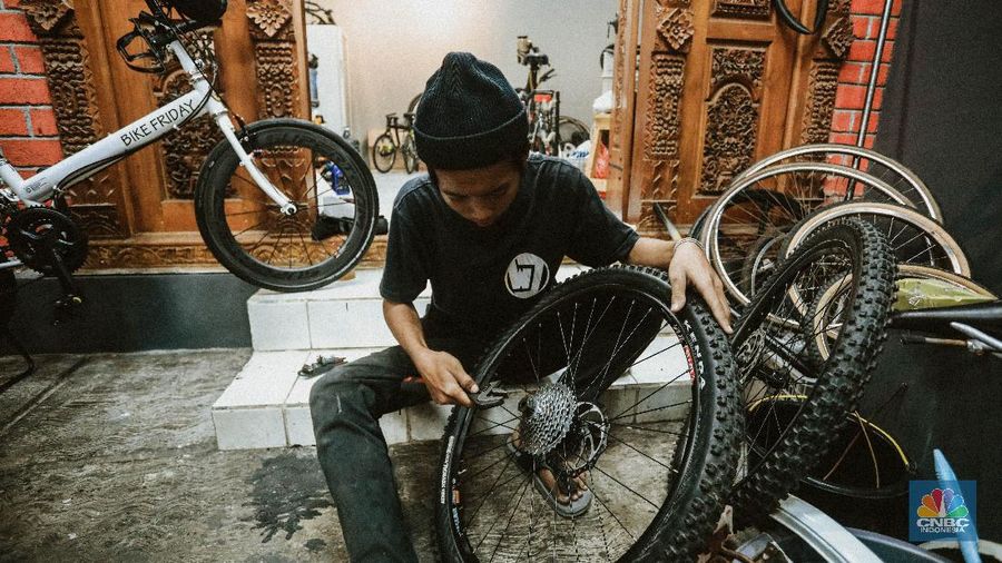 Pekerja memperbaiki sepeda di Toko Sepeda Inbike, Kebayoran Baru, Jakarta, Kamis (25/6/2020). Menurut pemilik toko sepeda, jasa reparasi sepeda meningkat hingga 500 persen sejak diberlakukannya masa Pemberlakuan Pembatasan Sosial Berskala Besar (PSBB). (CNBC Indonesia/ Andrean Kristianto)