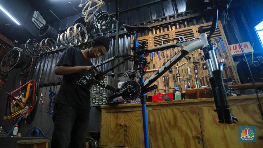 Pekerja memperbaiki sepeda di Toko Sepeda Inbike, Kebayoran Baru, Jakarta, Kamis (25/6/2020). Menurut pemilik toko sepeda, jasa reparasi sepeda meningkat hingga 500 persen sejak diberlakukannya masa Pemberlakuan Pembatasan Sosial Berskala Besar (PSBB). (CNBC Indonesia/ Andrean Kristianto)