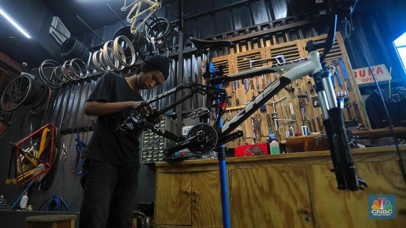 Pekerja memperbaiki sepeda di Toko Sepeda Inbike, Kebayoran Baru, Jakarta, Kamis (25/6/2020). Menurut pemilik toko sepeda, jasa reparasi sepeda meningkat hingga 500 persen sejak diberlakukannya masa Pemberlakuan Pembatasan Sosial Berskala Besar (PSBB). (CNBC Indonesia/ Andrean Kristianto)