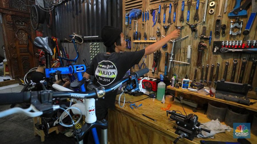 Pekerja memperbaiki sepeda di Toko Sepeda Inbike, Kebayoran Baru, Jakarta, Kamis (25/6/2020). Menurut pemilik toko sepeda, jasa reparasi sepeda meningkat hingga 500 persen sejak diberlakukannya masa Pemberlakuan Pembatasan Sosial Berskala Besar (PSBB). (CNBC Indonesia/ Andrean Kristianto)