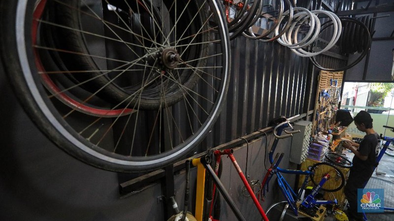Pekerja memperbaiki sepeda di Toko Sepeda Inbike, Kebayoran Baru, Jakarta, Kamis (25/6/2020). Menurut pemilik toko sepeda, jasa reparasi sepeda meningkat hingga 500 persen sejak diberlakukannya masa Pemberlakuan Pembatasan Sosial Berskala Besar (PSBB). (CNBC Indonesia/ Andrean Kristianto)