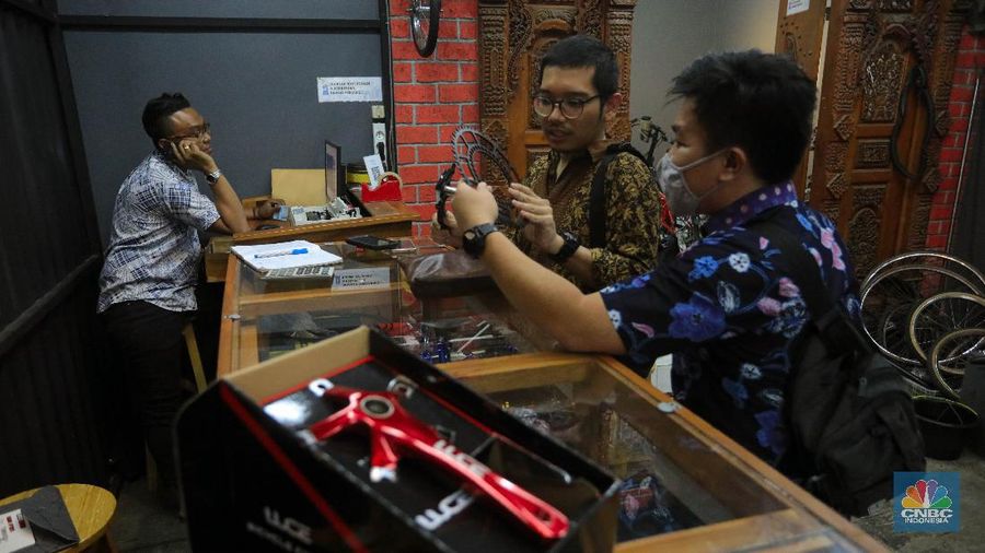 Pekerja memperbaiki sepeda di Toko Sepeda Inbike, Kebayoran Baru, Jakarta, Kamis (25/6/2020). Menurut pemilik toko sepeda, jasa reparasi sepeda meningkat hingga 500 persen sejak diberlakukannya masa Pemberlakuan Pembatasan Sosial Berskala Besar (PSBB). (CNBC Indonesia/ Andrean Kristianto)