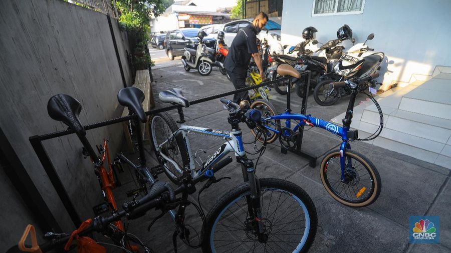 Pekerja memperbaiki sepeda di Toko Sepeda Inbike, Kebayoran Baru, Jakarta, Kamis (25/6/2020). Menurut pemilik toko sepeda, jasa reparasi sepeda meningkat hingga 500 persen sejak diberlakukannya masa Pemberlakuan Pembatasan Sosial Berskala Besar (PSBB). (CNBC Indonesia/ Andrean Kristianto)