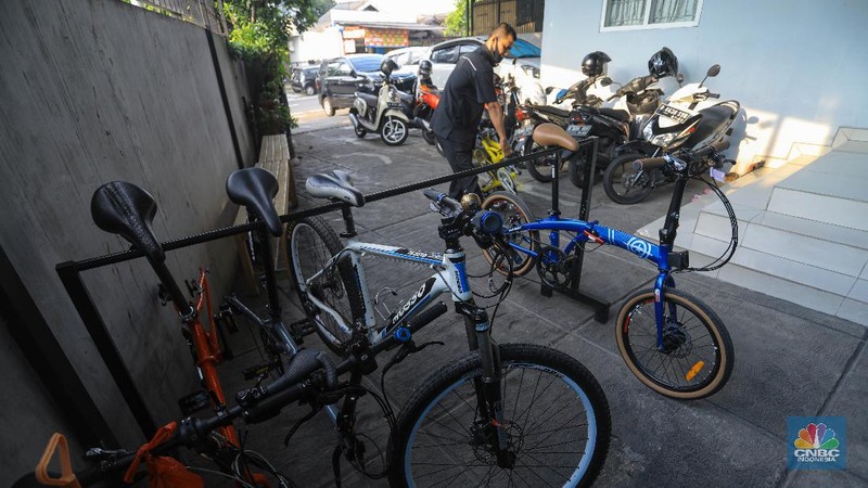 Pekerja memperbaiki sepeda di Toko Sepeda Inbike, Kebayoran Baru, Jakarta, Kamis (25/6/2020). Menurut pemilik toko sepeda, jasa reparasi sepeda meningkat hingga 500 persen sejak diberlakukannya masa Pemberlakuan Pembatasan Sosial Berskala Besar (PSBB). (CNBC Indonesia/ Andrean Kristianto)