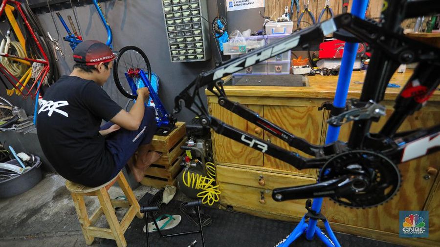 Pekerja memperbaiki sepeda di Toko Sepeda Inbike, Kebayoran Baru, Jakarta, Kamis (25/6/2020). Menurut pemilik toko sepeda, jasa reparasi sepeda meningkat hingga 500 persen sejak diberlakukannya masa Pemberlakuan Pembatasan Sosial Berskala Besar (PSBB). (CNBC Indonesia/ Andrean Kristianto)