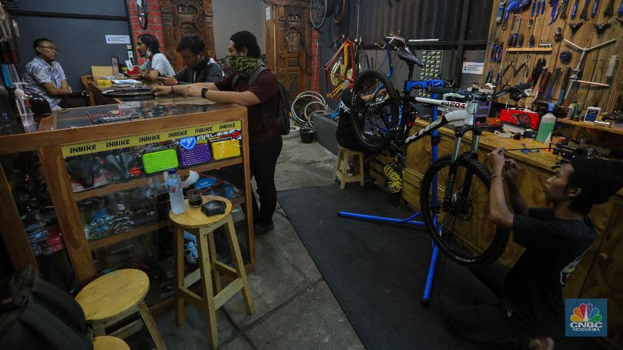 Pekerja memperbaiki sepeda di Toko Sepeda Inbike, Kebayoran Baru, Jakarta, Kamis (25/6/2020). Menurut pemilik toko sepeda, jasa reparasi sepeda meningkat hingga 500 persen sejak diberlakukannya masa Pemberlakuan Pembatasan Sosial Berskala Besar (PSBB). (CNBC Indonesia/ Andrean Kristianto)
