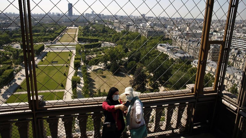 Menara Eiffel Dibuka Kembali Setelah Lockdown. AP/Thibault Camus