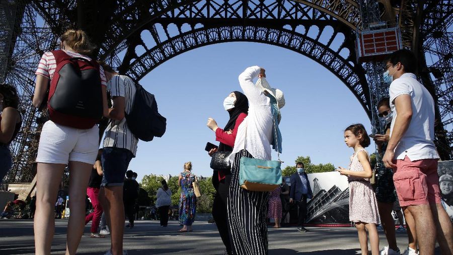 Menara Eiffel Dibuka Kembali Setelah Lockdown. AP/Thibault Camus