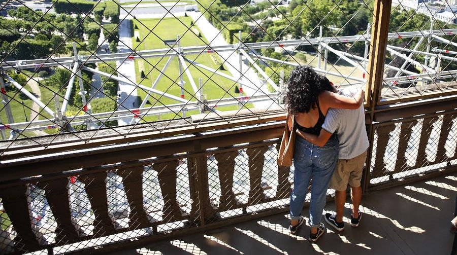 Menara Eiffel Dibuka Kembali Setelah Lockdown. AP/Thibault Camus