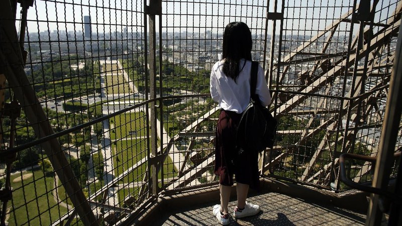 Menara Eiffel Dibuka Kembali Setelah Lockdown. AP/Thibault Camus