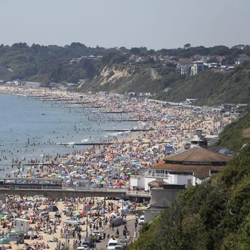 Ramai! Ini Suasana Pantai di Inggris yang Dipadati Pengunjung
