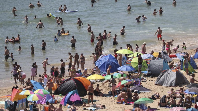 Pengunjung Pantai di Inggris Membeludak. AP/Andrew Matthews