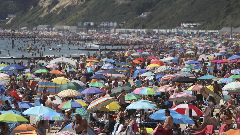 Pengunjung Pantai di Inggris Membeludak. AP/Andrew Matthews