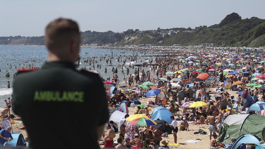 Pengunjung Pantai di Inggris Membeludak. AP/Andrew Matthews