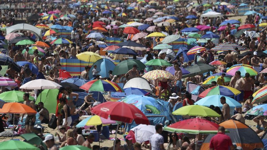 Pengunjung Pantai di Inggris Membeludak. AP/Andrew Matthews