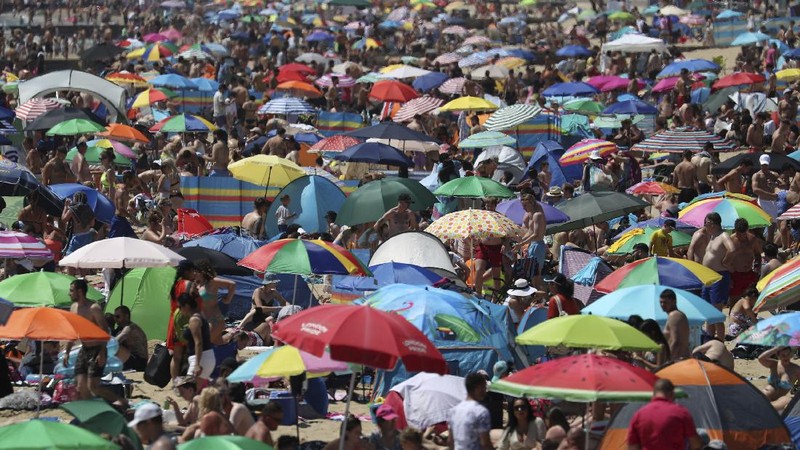 Pengunjung Pantai di Inggris Membeludak. AP/Andrew Matthews
