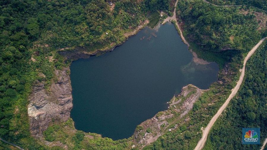 Danau Quarry di kawasan Rumpin, Kabupaten Bogor, Jawa Barat, Sabtu (27/6/2020). Danau Quarry yang merupakan bekas lokasi penambangan pasir dimanfaatkan warga untuk menghabiskan akhir pekan. (CNBC Indonesia/ Andrean Kristianto)