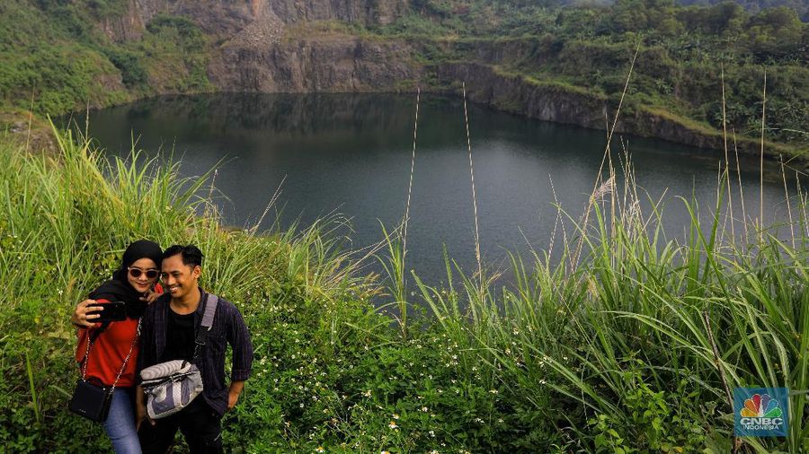 Danau Quarry di kawasan Rumpin, Kabupaten Bogor, Jawa Barat, Sabtu (27/6/2020). Danau Quarry yang merupakan bekas lokasi penambangan pasir dimanfaatkan warga untuk menghabiskan akhir pekan. (CNBC Indonesia/ Andrean Kristianto)