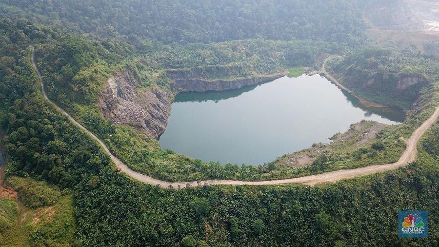 Danau Quarry di kawasan Rumpin, Kabupaten Bogor, Jawa Barat, Sabtu (27/6/2020). Danau Quarry yang merupakan bekas lokasi penambangan pasir dimanfaatkan warga untuk menghabiskan akhir pekan. (CNBC Indonesia/ Andrean Kristianto)
