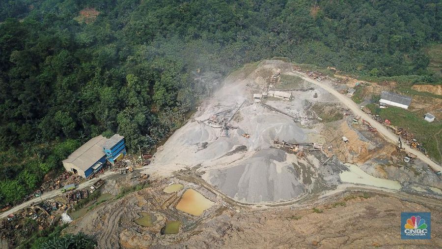 Suasana penambangan pasir di kawasan Rumpin, Kabupaten Bogor, Jawa Barat, Sabtu (27/6/2020). Penambangan pasir secara berlebihan dapat menyebabkan dampak negatif, seperti kerusakan alam, ekosistem, serta hilangnya sumber mata air. (CNBC Indonesia/ Andrean Kristianto)