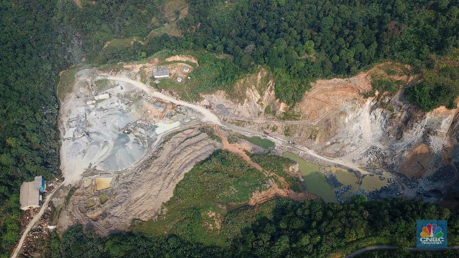 Suasana penambangan pasir di kawasan Rumpin, Kabupaten Bogor, Jawa Barat, Sabtu (27/6/2020). Penambangan pasir secara berlebihan dapat menyebabkan dampak negatif, seperti kerusakan alam, ekosistem, serta hilangnya sumber mata air. (CNBC Indonesia/ Andrean Kristianto)