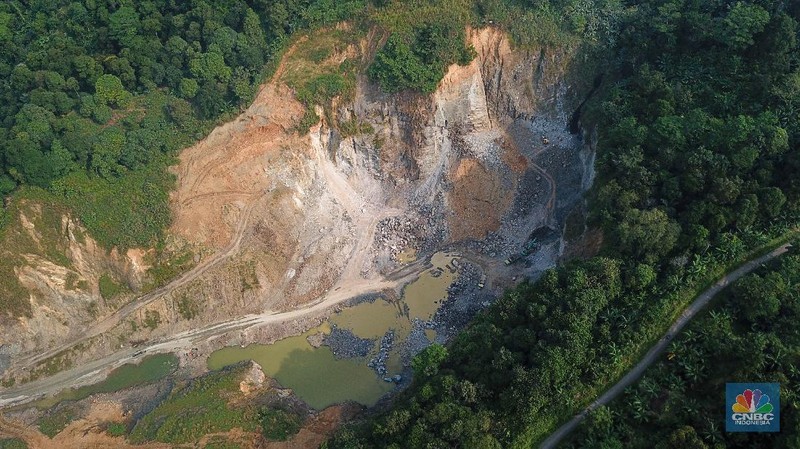 Danau Quarry di kawasan Rumpin, Kabupaten Bogor, Jawa Barat, Sabtu (27/6/2020). Danau Quarry yang merupakan bekas lokasi penambangan pasir dimanfaatkan warga untuk menghabiskan akhir pekan. (CNBC Indonesia/ Andrean Kristianto)