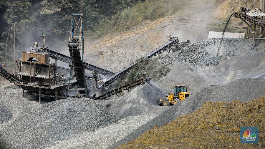 Danau Quarry di kawasan Rumpin, Kabupaten Bogor, Jawa Barat, Sabtu (27/6/2020). Danau Quarry yang merupakan bekas lokasi penambangan pasir dimanfaatkan warga untuk menghabiskan akhir pekan. (CNBC Indonesia/ Andrean Kristianto)