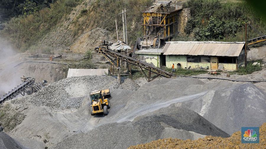 Danau Quarry di kawasan Rumpin, Kabupaten Bogor, Jawa Barat, Sabtu (27/6/2020). Danau Quarry yang merupakan bekas lokasi penambangan pasir dimanfaatkan warga untuk menghabiskan akhir pekan. (CNBC Indonesia/ Andrean Kristianto)