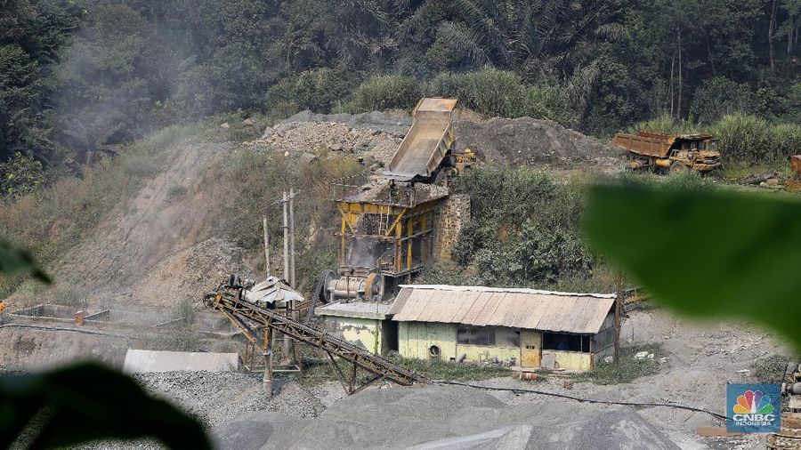 Danau Quarry di kawasan Rumpin, Kabupaten Bogor, Jawa Barat, Sabtu (27/6/2020). Danau Quarry yang merupakan bekas lokasi penambangan pasir dimanfaatkan warga untuk menghabiskan akhir pekan. (CNBC Indonesia/ Andrean Kristianto)