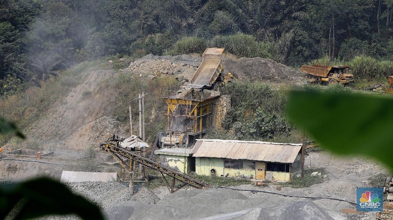 Danau Quarry di kawasan Rumpin, Kabupaten Bogor, Jawa Barat, Sabtu (27/6/2020). Danau Quarry yang merupakan bekas lokasi penambangan pasir dimanfaatkan warga untuk menghabiskan akhir pekan. (CNBC Indonesia/ Andrean Kristianto)