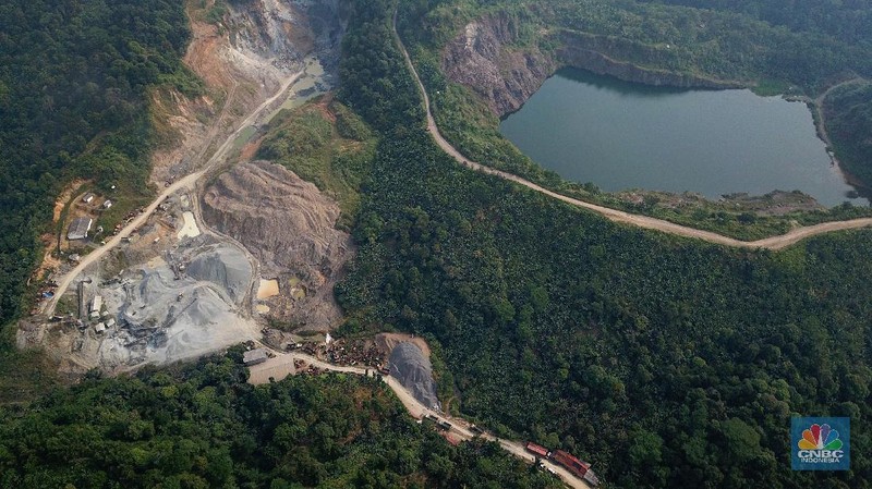 Danau Quarry di kawasan Rumpin, Kabupaten Bogor, Jawa Barat, Sabtu (27/6/2020). Danau Quarry yang merupakan bekas lokasi penambangan pasir dimanfaatkan warga untuk menghabiskan akhir pekan. (CNBC Indonesia/ Andrean Kristianto)