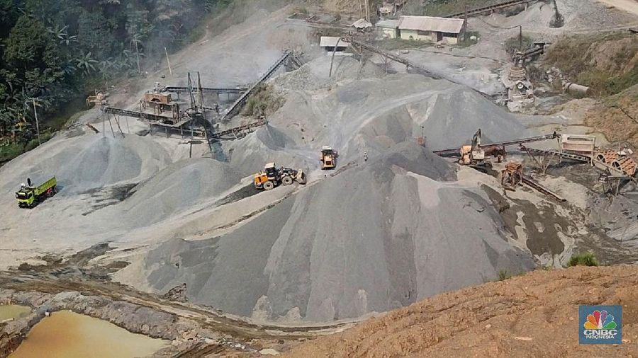 Suasana penambangan pasir di kawasan Rumpin, Kabupaten Bogor, Jawa Barat, Sabtu (27/6/2020). Penambangan pasir secara berlebihan dapat menyebabkan dampak negatif, seperti kerusakan alam, ekosistem, serta hilangnya sumber mata air. (CNBC Indonesia/ Andrean Kristianto)