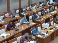 Di Depan DPR, Bos OJK Beberkan Kondisi Bank RI & Efek Corona