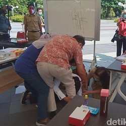 Wali Kota Risma Sujud & Nangis di Hadapan Dokter, Ada Apa?