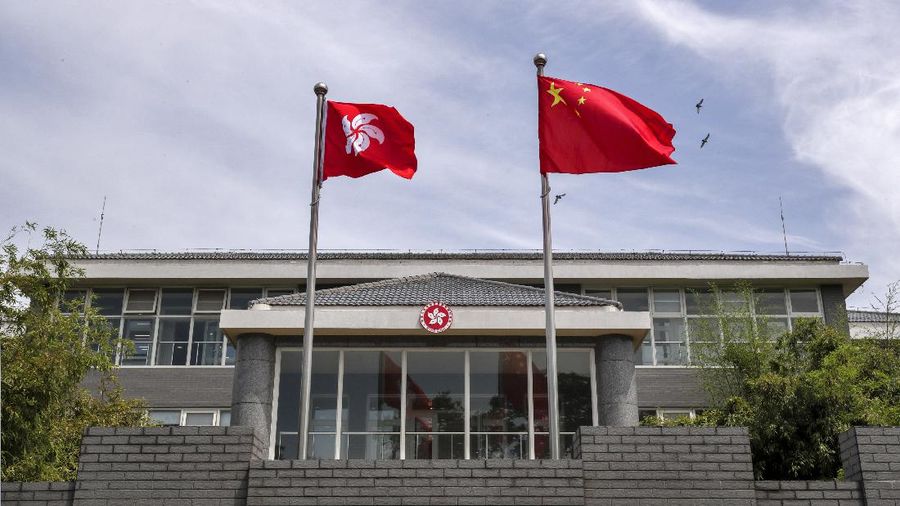 Bendera Hong Kong dan Bendera China (AP/Andy Wong)