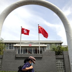 Perang Dagang Trump 'Makan Korban' Hong Kong, Tetangga RI Untung