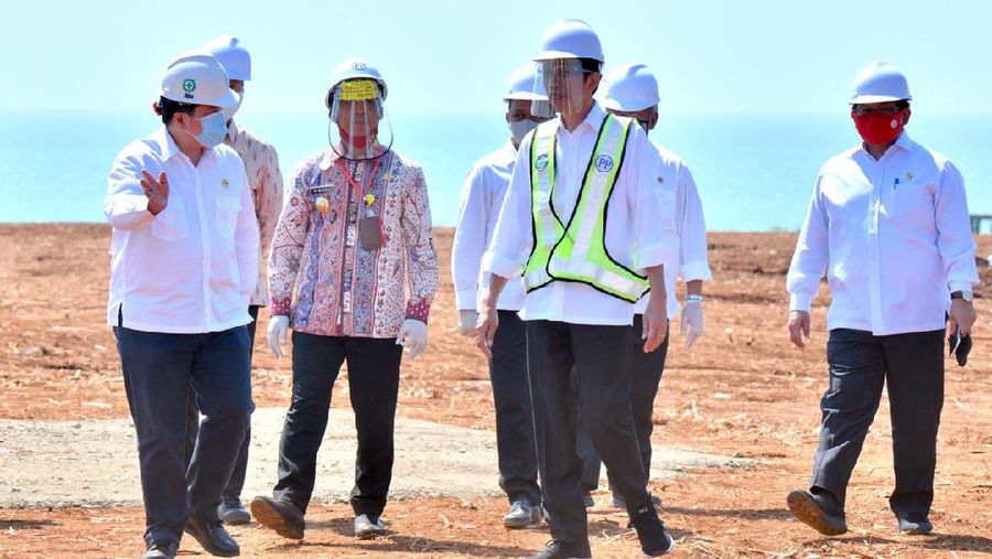 Presiden Jokowi melakukan peninjauan di lokasi Kawasan Industri Terpadu Batang dan Relokasi Investasi Asing ke Indonesia yang terletak di Desa Ketanggan. Kec Gringsing, Kabupaten Batang, Selasa 30/06/2020. (Ist Agus Suparto)