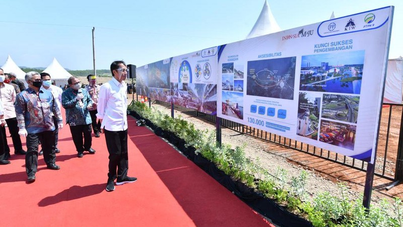 Presiden Jokowi melakukan peninjauan di lokasi Kawasan Industri Terpadu Batang dan Relokasi Investasi Asing ke Indonesia yang terletak di Desa Ketanggan. Kec Gringsing, Kabupaten Batang, Selasa 30/06/2020. (Ist Agus Suparto)