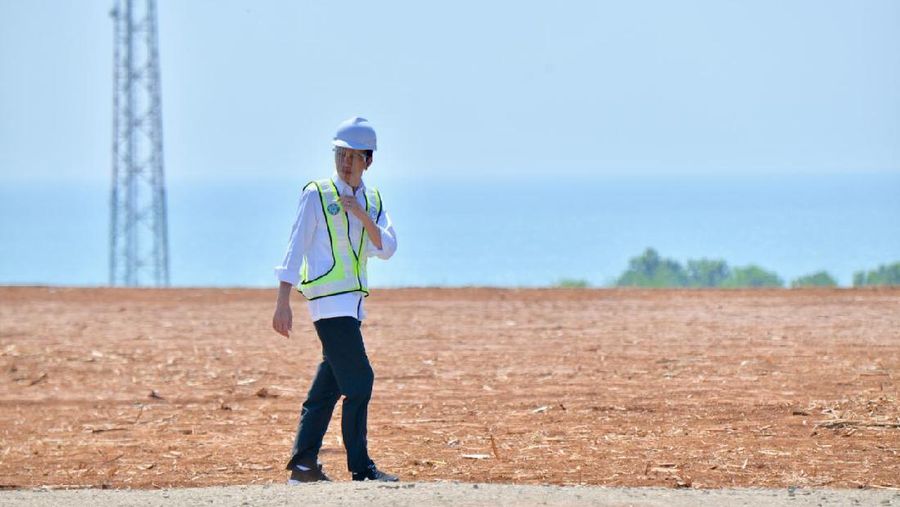 Presiden Jokowi melakukan peninjauan di lokasi Kawasan Industri Terpadu Batang dan Relokasi Investasi Asing ke Indonesia yang terletak di Desa Ketanggan. Kec Gringsing, Kabupaten Batang, Selasa 30/06/2020. (Ist Agus Suparto)
