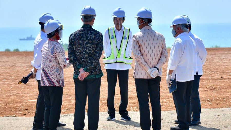 Presiden Jokowi melakukan peninjauan di lokasi Kawasan Industri Terpadu Batang dan Relokasi Investasi Asing ke Indonesia yang terletak di Desa Ketanggan. Kec Gringsing, Kabupaten Batang, Selasa 30/06/2020. (Ist Agus Suparto)