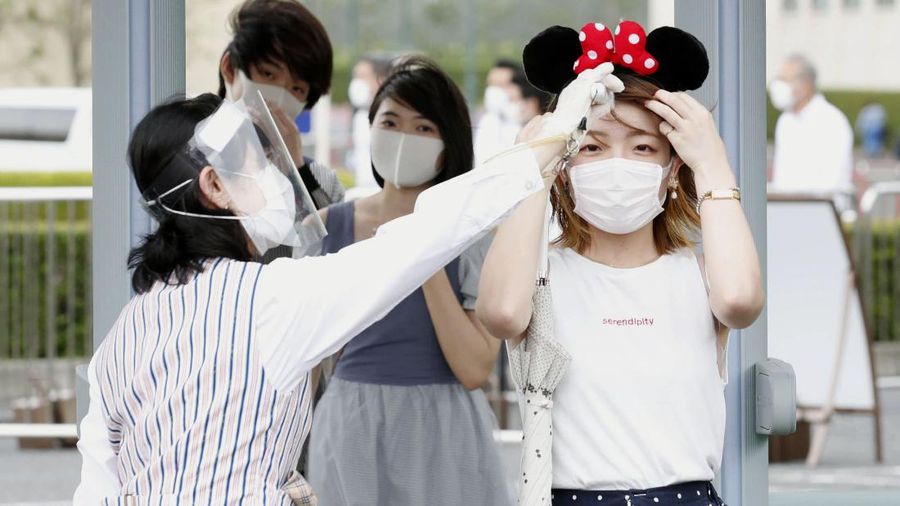 Disneyland Jepang Kembali Dibuka (Kyodo News via AP)